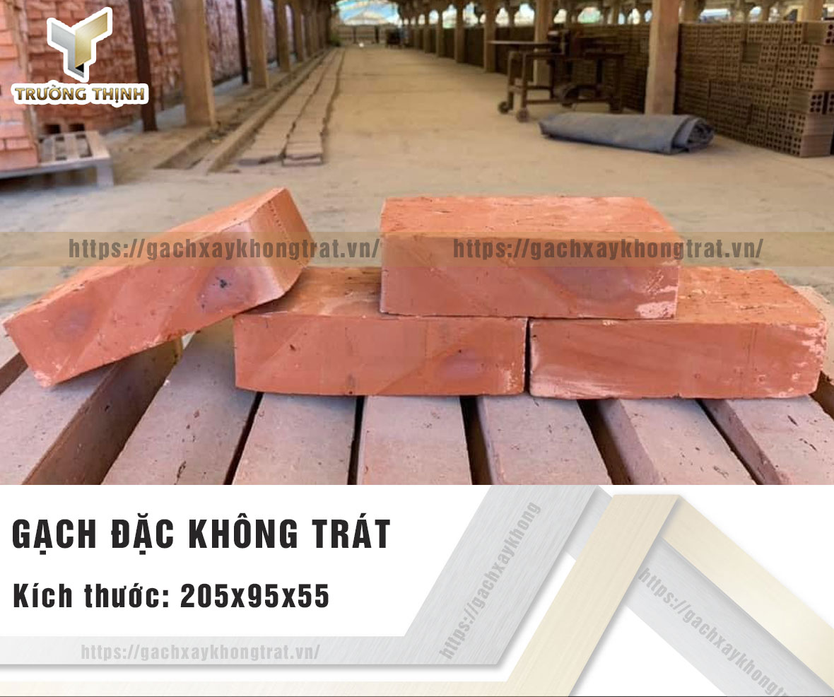Gạch đặc xây không trát Viglacera Từ Sơn trên kệ palet tại nhà máy