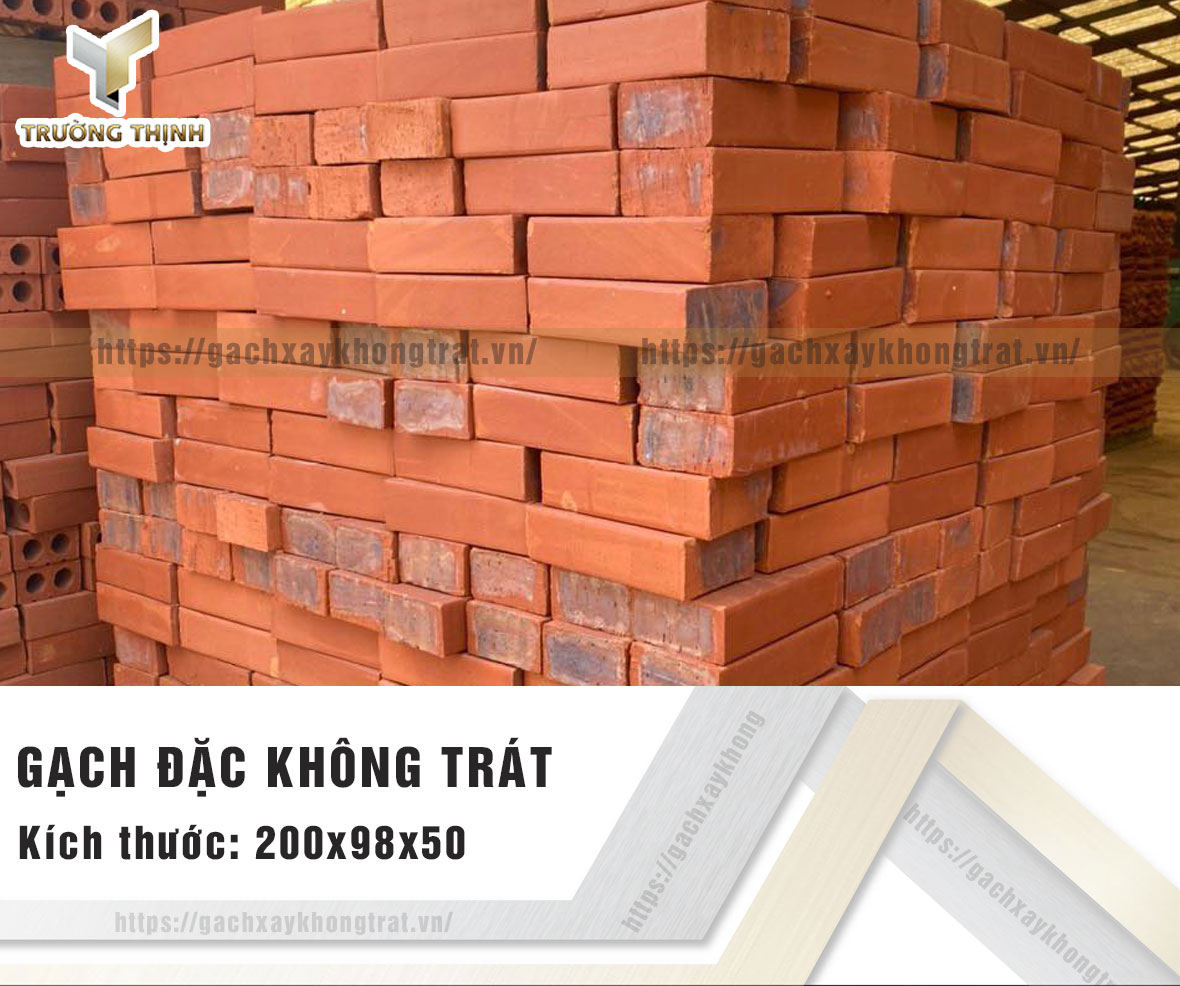 Gạch đặc xây không trát Xuân Hòa Hà Nội trên kệ palet tại nhà máy