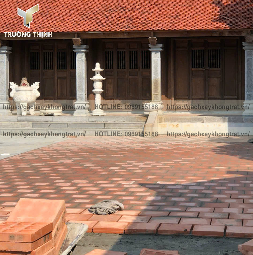 Tìm hiểu gạch bát 1 mặt và gạch bát 2 mặt Đông Anh - Gạch bát 1 mặt Đông Anh đang được thi công thực tế tại công trình